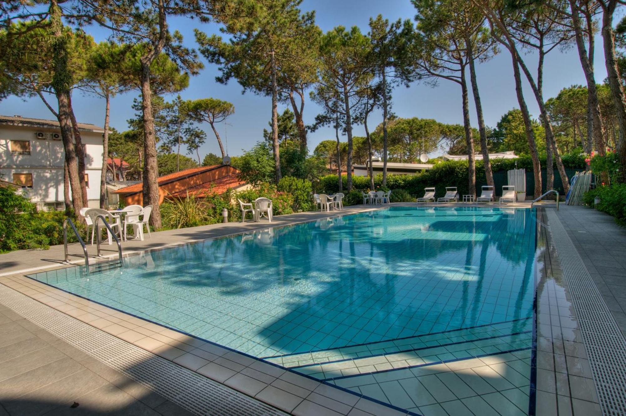 Hotel Caracas Lignano Sabbiadoro Esterno foto