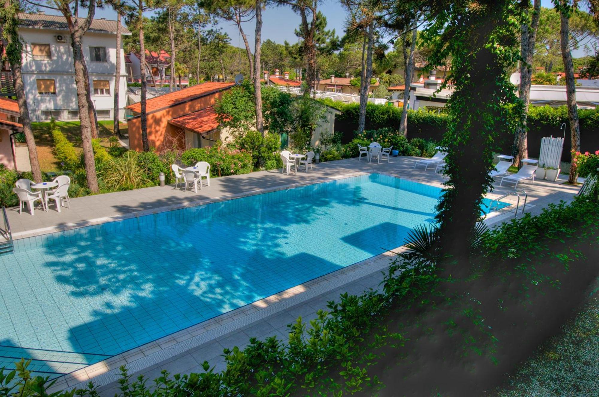 Hotel Caracas Lignano Sabbiadoro Esterno foto