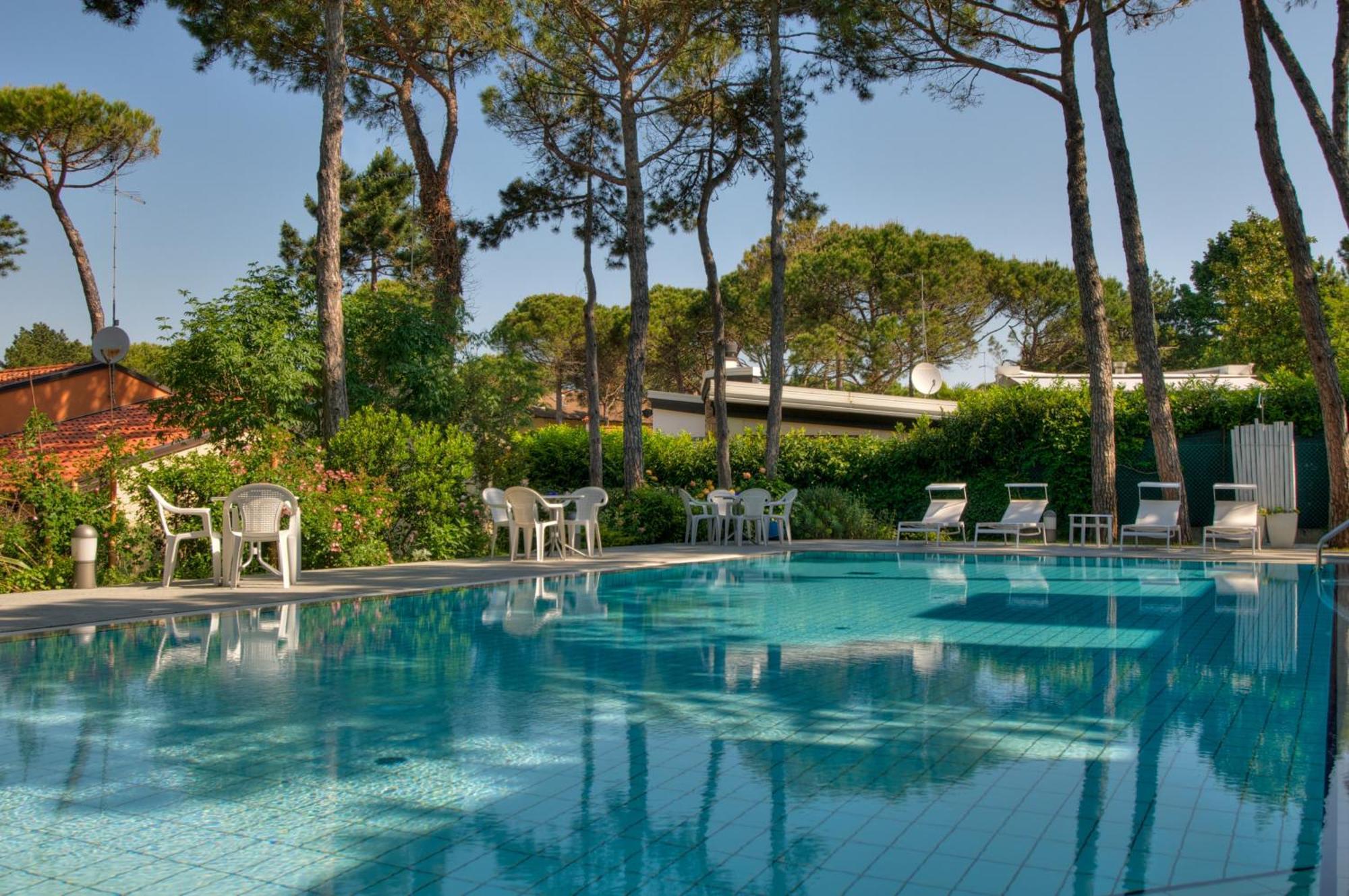 Hotel Caracas Lignano Sabbiadoro Esterno foto