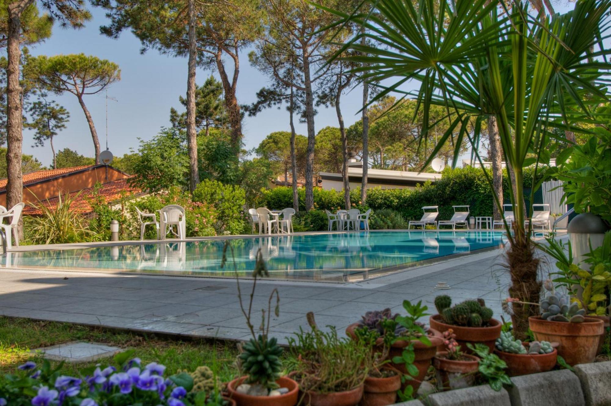Hotel Caracas Lignano Sabbiadoro Esterno foto