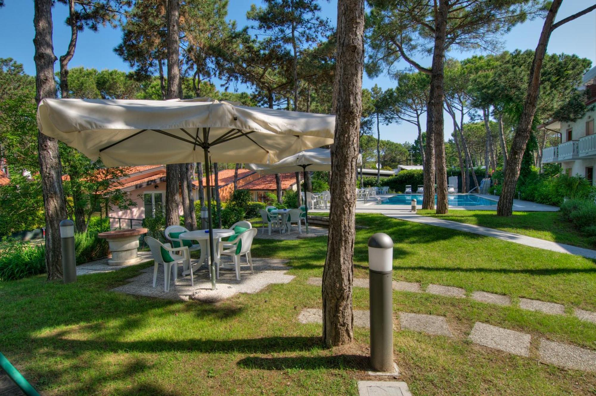 Hotel Caracas Lignano Sabbiadoro Esterno foto