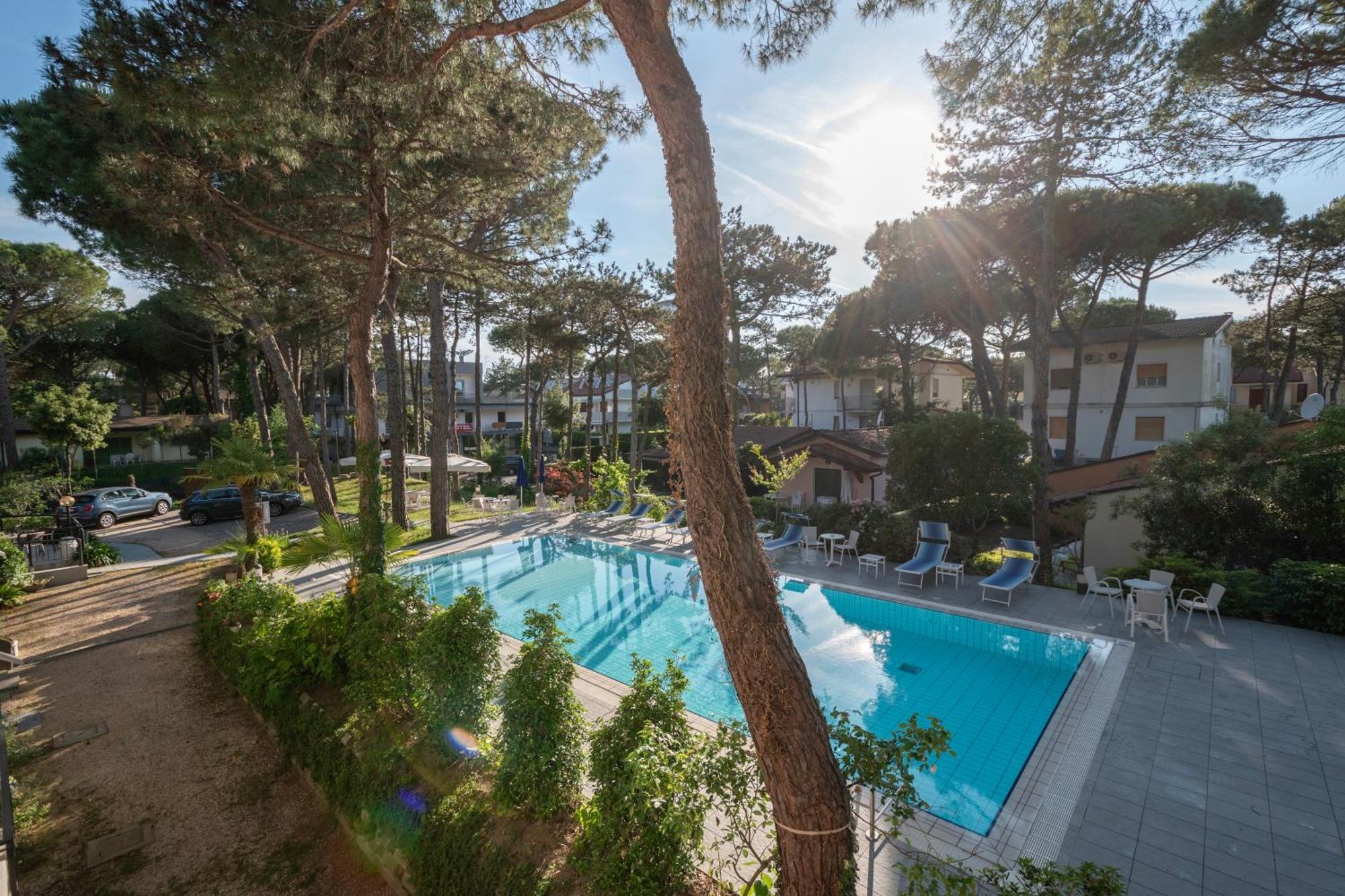 Hotel Caracas Lignano Sabbiadoro Esterno foto