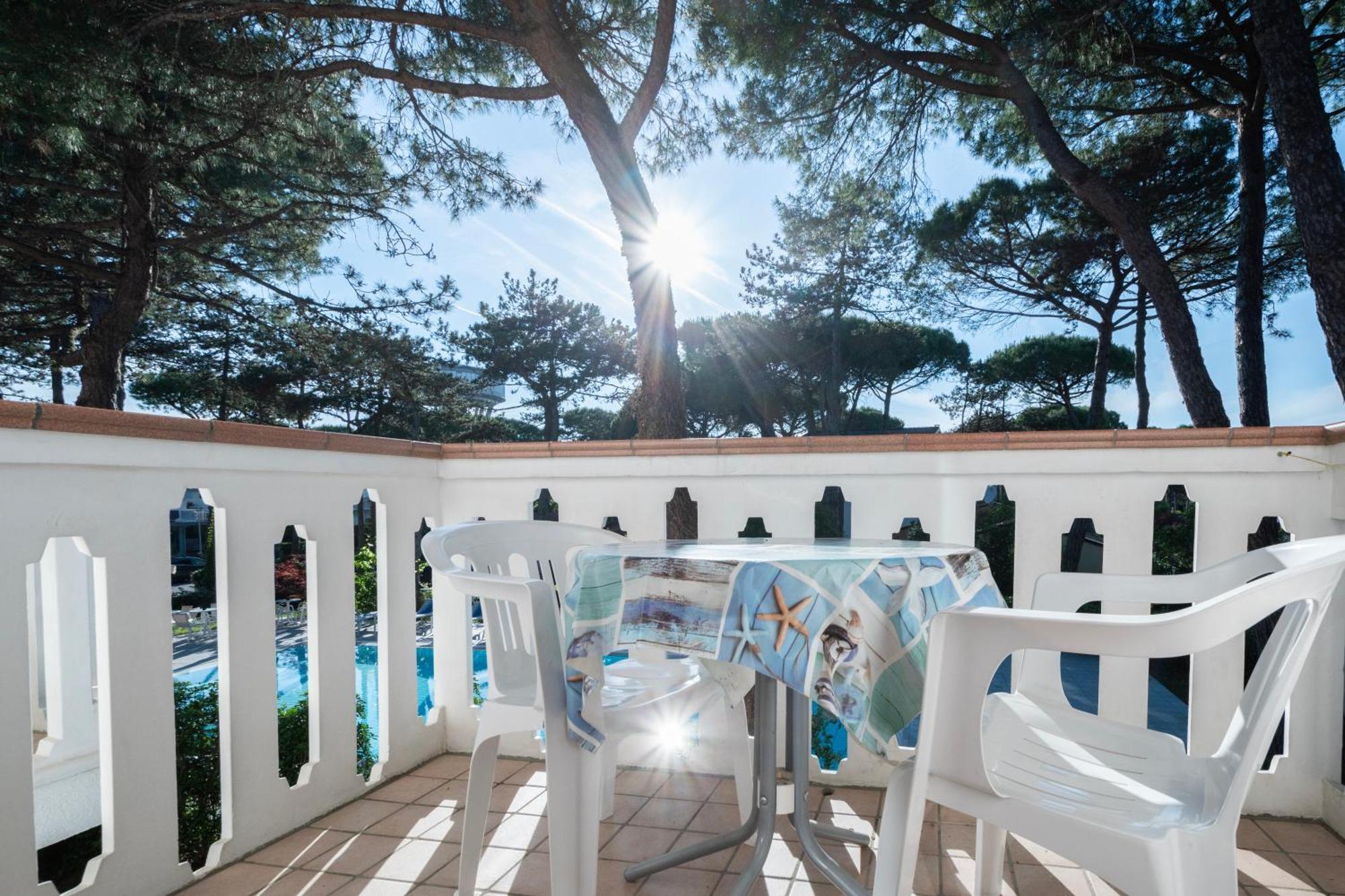 Hotel Caracas Lignano Sabbiadoro Esterno foto