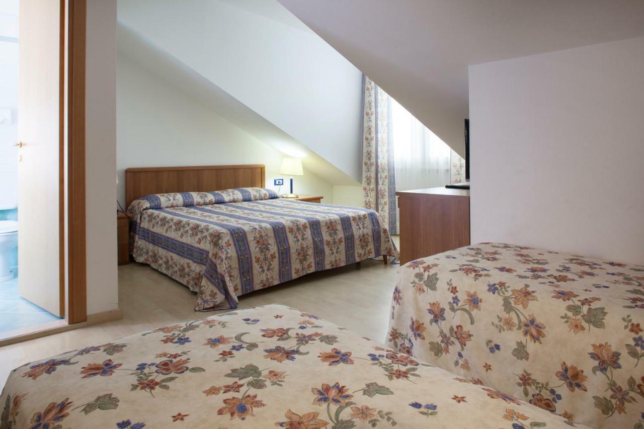 Hotel Caracas Lignano Sabbiadoro Esterno foto
